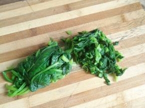 切成小块，装入小碗中