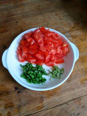 把番茄跟葱切一下