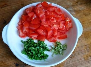 把番茄跟葱切一下