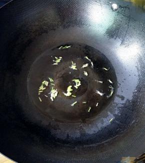 热锅凉油，下葱白小火煸香。