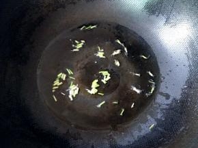 热锅凉油，下葱白小火煸香。