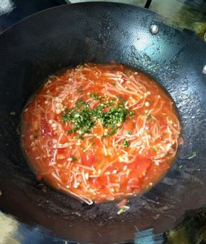 加入盐，生抽，葱叶翻炒均匀即可。