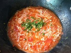 加入盐，生抽，葱叶翻炒均匀即可。