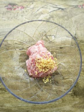 把猪肉，姜切末放入碗中