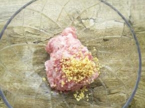 把猪肉，姜切末放入碗中