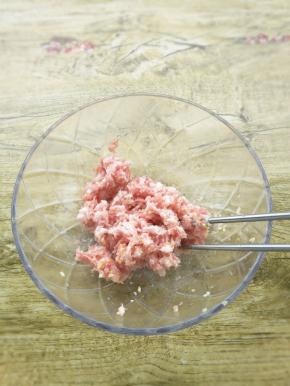 加入料酒，盐搅拌均匀。