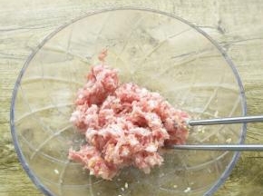 加入料酒，盐搅拌均匀。