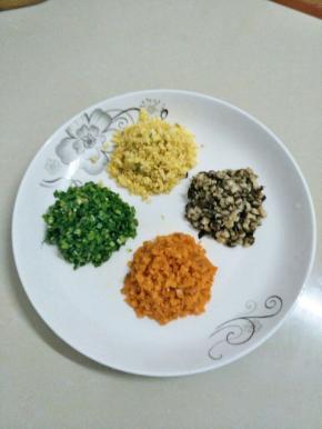 在准备好鸡蛋未，韭菜未，胡萝卜未，香菇未，每种都用香油拌匀，防止蒸的时候出水。