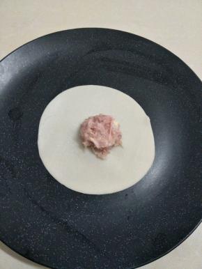 猪肉放入饺子皮的正中间。