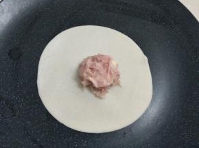 猪肉放入饺子皮的正中间。