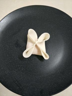 中间对接，分出四个角。