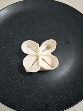 再把四个角用手指弄开，形成四个口袋。