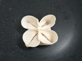 再把四个角用手指弄开，形成四个口袋。