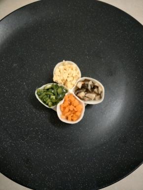 装上韭菜，胡萝卜，香菇，鸡蛋