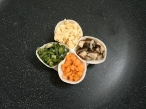装上韭菜，胡萝卜，香菇，鸡蛋