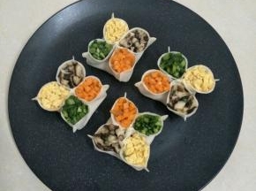 放入已开的锅中，蒸个十分钟即可。