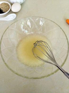 把白糖，色拉油倒入碗中，至白糖融化