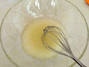 把白糖，色拉油倒入碗中，至白糖融化