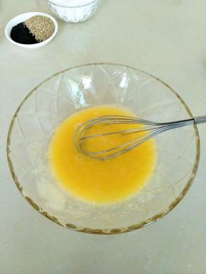 加入鸡蛋打匀。