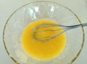 加入鸡蛋打匀。