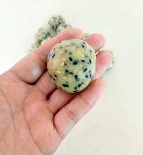 分成小份，搓圆