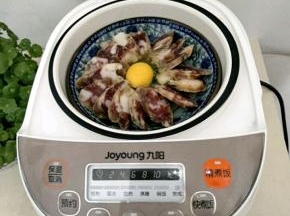 放入电饭煲中