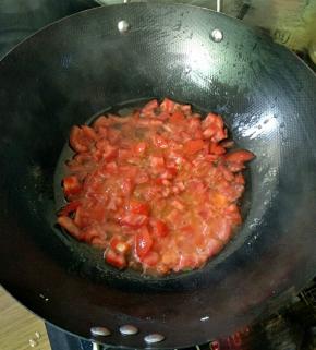 热锅热油，下西红柿炒出汁