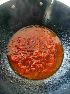 再加入生抽草，小火炒至有点崩锅。