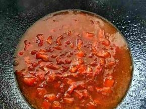 再加入生抽草，小火炒至有点崩锅。