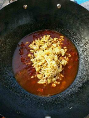 下炒好的鸡蛋炒匀