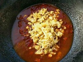 下炒好的鸡蛋炒匀