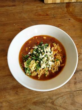 装入碗中，放上葱，蒜末，再淋上热油，卤汁就做好了。