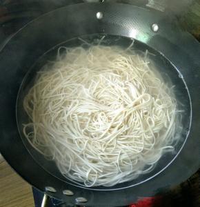 锅里坐水烧开，下面条煮熟。