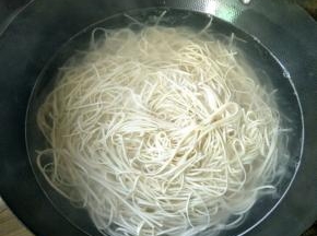 锅里坐水烧开，下面条煮熟。
