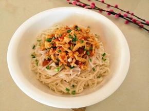 把面条装入碗中，浇上卤汁即可