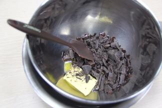 黄油加入巧克力碎隔水加热溶化。