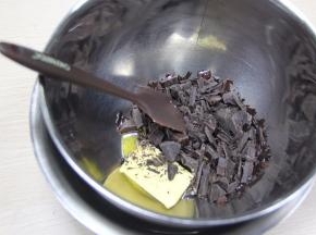 黄油加入巧克力碎隔水加热溶化。