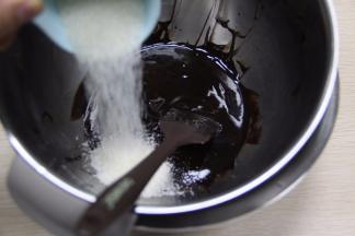 白糖加入到巧克力糊搅拌到糖溶化。
