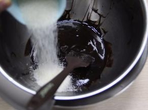 白糖加入到巧克力糊搅拌到糖溶化。