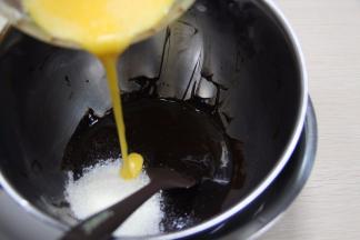 加入鸡蛋混合均匀。