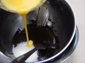 加入鸡蛋混合均匀。