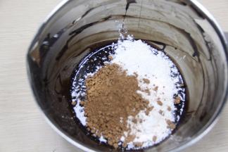 低粉和可可粉过筛加入搅拌成巧克力面糊。