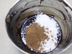 低粉和可可粉过筛加入搅拌成巧克力面糊。
