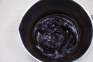 巧克力面糊放冰箱冷藏半个小时。