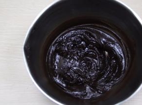 巧克力面糊放冰箱冷藏半个小时。