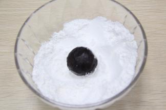 冷却后取出，用手搓成一个小球，把小球粘上一层厚厚的糖粉。