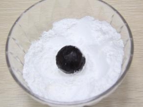 冷却后取出，用手搓成一个小球，把小球粘上一层厚厚的糖粉。