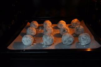 烤箱预热，上下火170，烘烤20分钟。