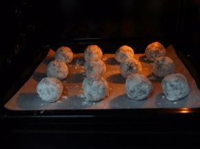 烤箱预热，上下火170，烘烤20分钟。