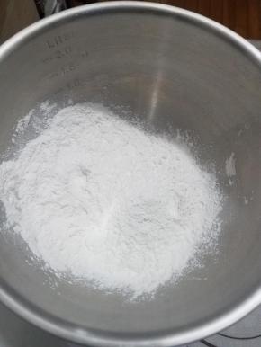 把冰皮月饼中的糯米粉，粘米粉，澄粉，糖粉全部倒入打蛋盆中。